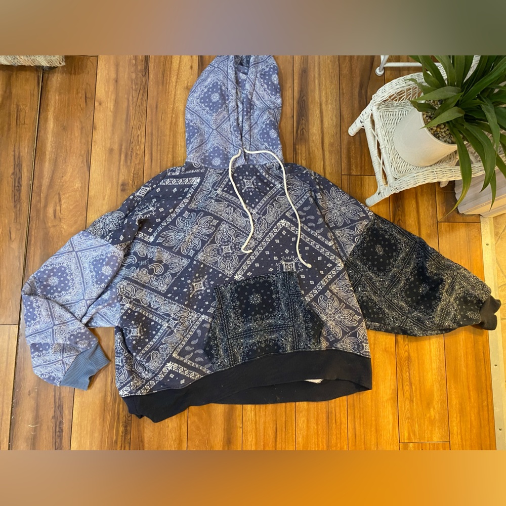 Ae white & blue paisley hoodie M